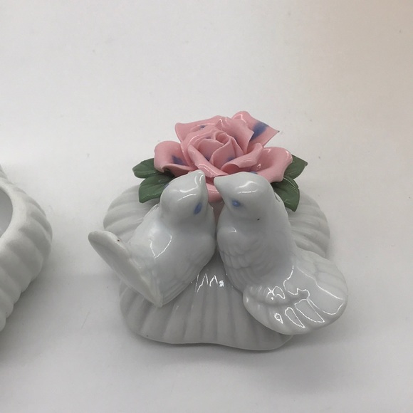 Beautiful Turtle Doves with Rose wedding ring box - Picture 5 of 8